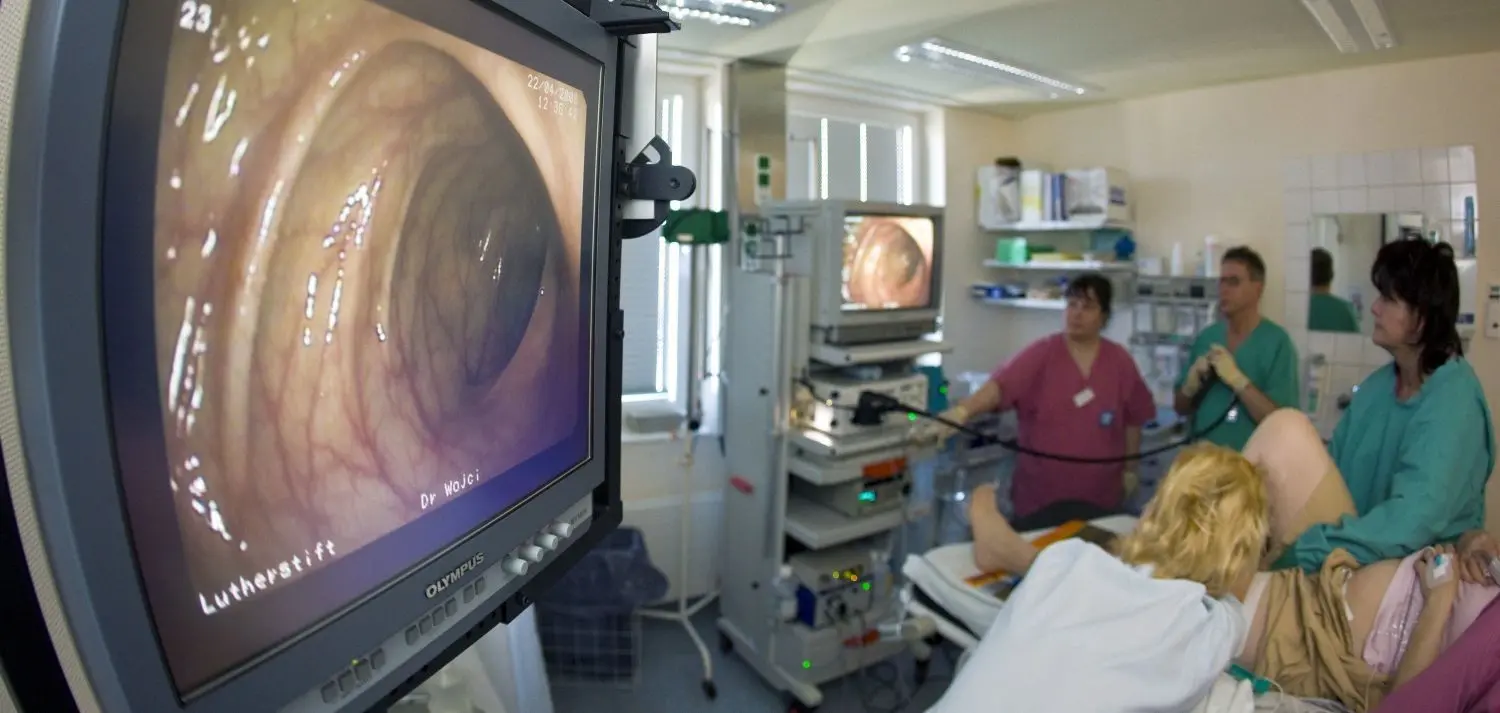 Moderne Technik im Jahre 2008:  Im Evangelischen Krankenhaus Lutherstift Seelow wird bei einer Patientin im Zuge der Krebsvorsorge eine Darmspiegelung durchgeführt.