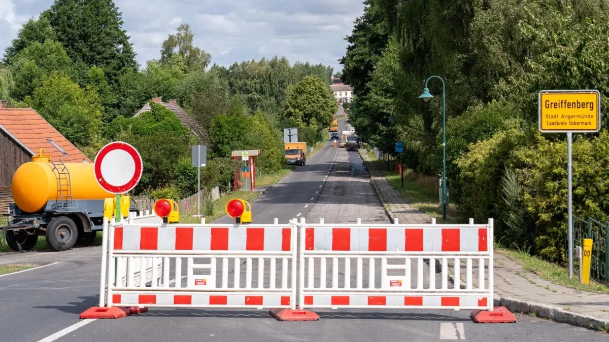 Die Vollsperrung der B 198 in Greiffenberg bei Angermünde wurde vorzeitig aufgehoben. Jetzt gibt es eine neue und wieder eine Umleitung.
Greiifenberg, 26.07.2023: Straßenbauer der Firma Mainka aus Hennickendorf bei der Sanierung des Zolldamms in Greiffenberg. Im Zuge von Asphaltarbeiten ist die B 198 noch bis 04.08.2023 voll gesperrt.