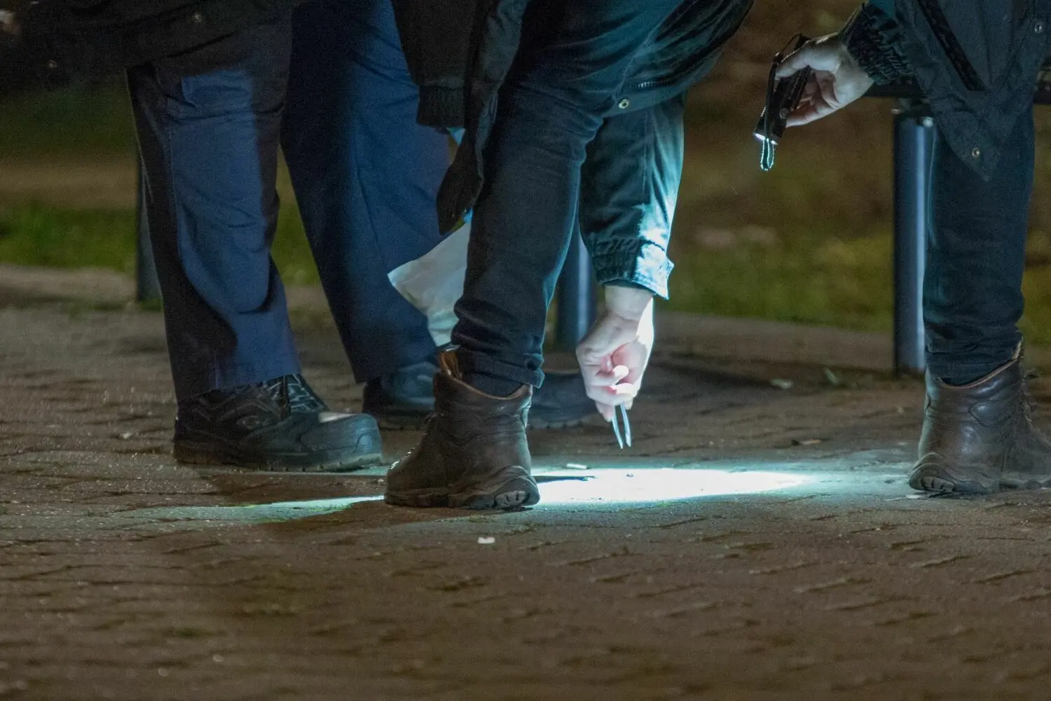 Kriminaltechniker sichern Spuren am Tatort.