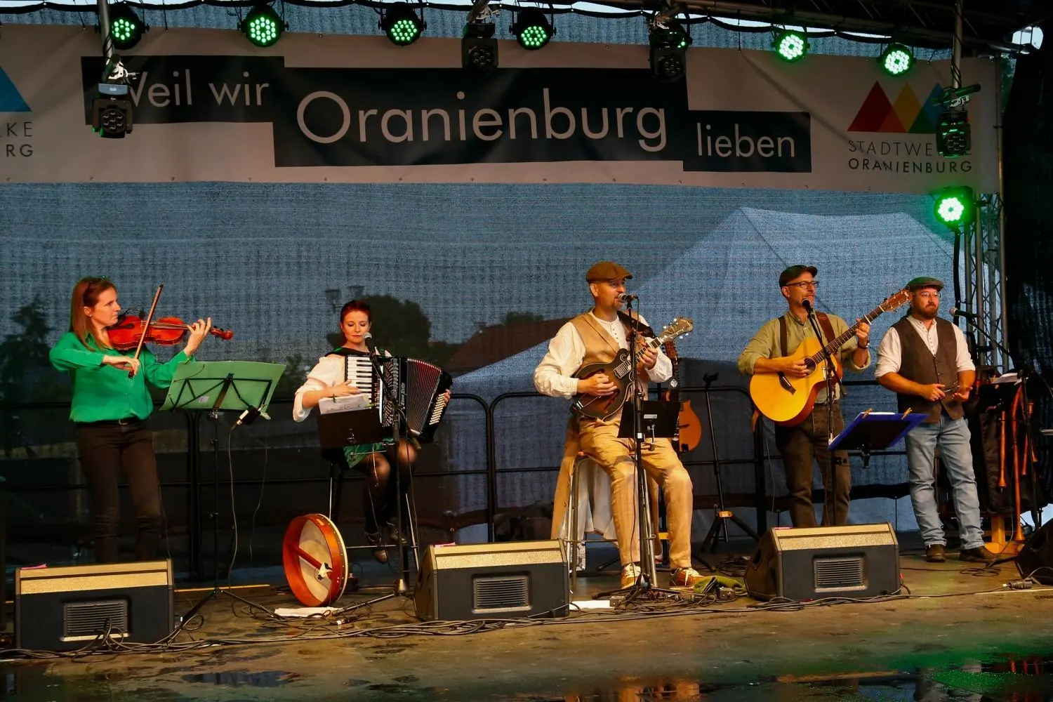 Stadtfest 2023 in Oranienburg - Rummel, Regen, Fahrgeschäfte und jede Menge Musik.