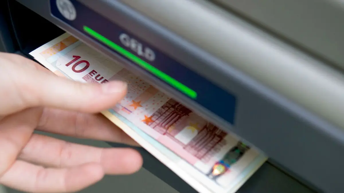 Einige Banken schaffen Negativzinsen auf höhere Guthaben nun wieder ab.
ILLUSTRATION - Banken fordern unterschiedlich hohe Beträge, die monatlich auf einem kostenlosen Girokonto eingehen müssen. Foto: Andrea Warnecke/dpa-mag - Honorarfrei nur für Bezieher des Dienstes dpa-Magazin +++ dpa-Magazin +++