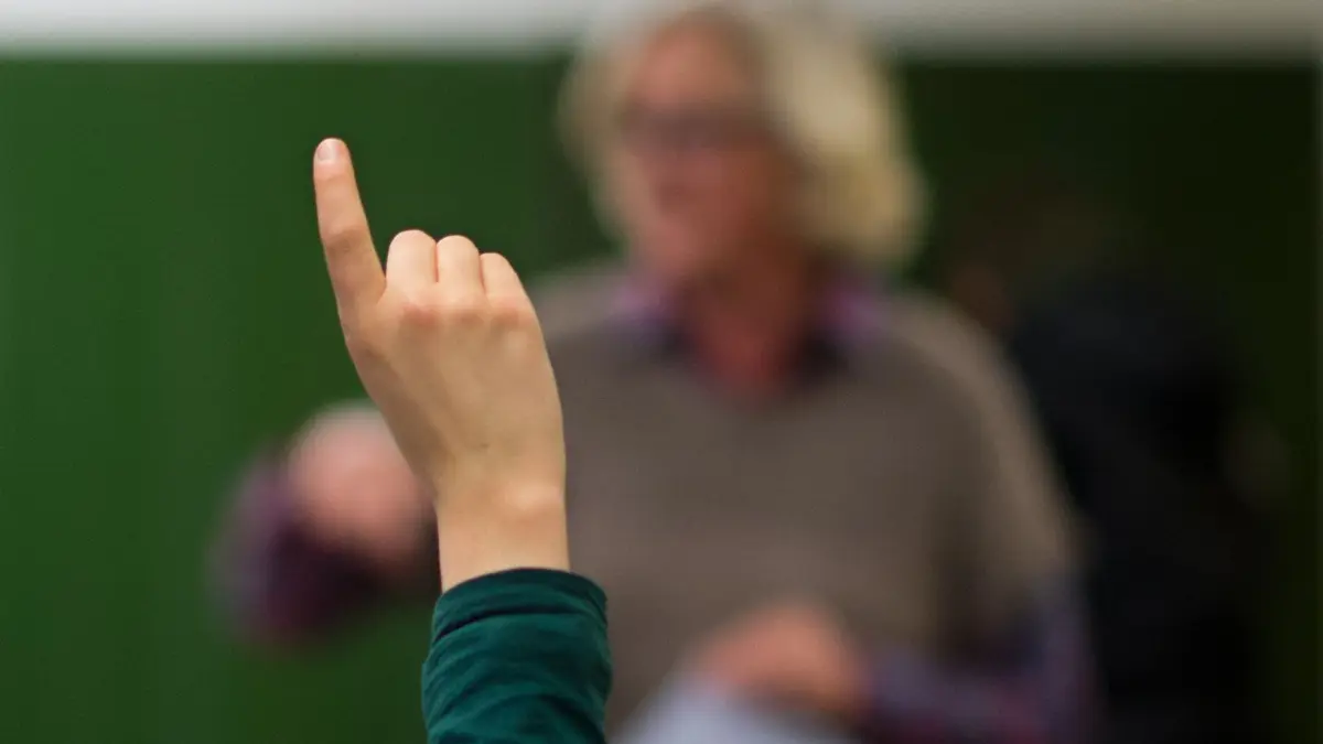 Weil Lehrer erkrankt sind oder in Qarantäne müssen, fällt derzeit mehr Unterricht aus.
ACHTUNG Sperrfrist 11.03.2015 12:00 Uhr ARCHIV - Illustration - Ein Lehrer steht am 27.11.2013 im Biologieunterricht einer 8. Klasse in einem Gymnasium in Hannover (Niedersachsen) an der Tafel. Gutes Zeugnis für Lehrer in Deutschland: Eine große Mehrheit der Eltern (70 Prozent) vertraut den Pädagogen ihrer Kinder bei Fragen zu Erziehung und Bildung - und zwar über alle sozialen Schichten hinweg. Foto: Julian Stratenschulte/dpa (zu dpa "Studie «Was Eltern wollen» - Großes Vertrauen zu den Lehrern" vom 11.03.2015) +++ dpa-Bildfunk +++