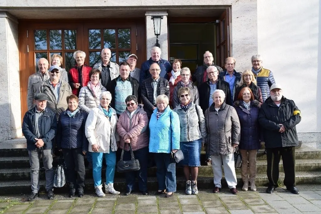 Nach 60 Jahren: Vor der Grundschule 1 am Platz des Gedenkens trafen sich ehemalige Schülerinnen und Schüler, die 1959 dort eingeschult wurden.