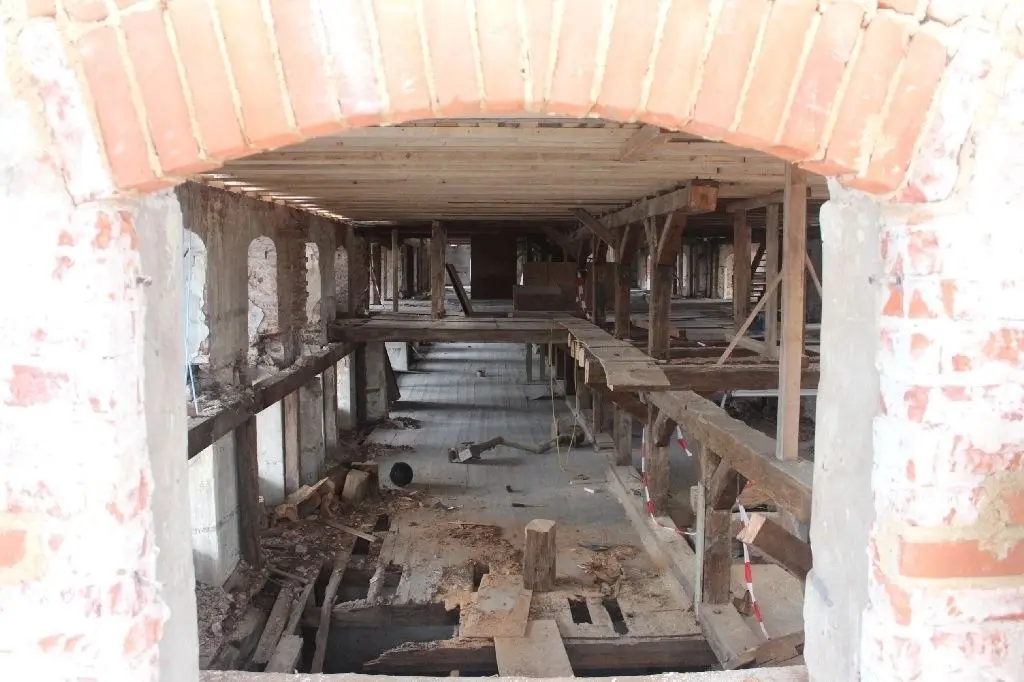 Blick durch die Fensteröffnung: Die Decke, die beim Umbau des Schlosses zum zweistöckigen Speicher eingezogen wurde, wird erneuert.