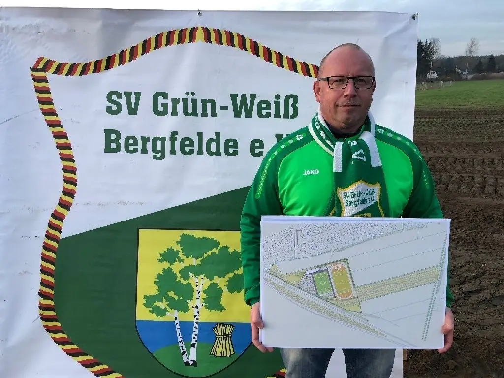 Christian Grimm zeigt, wie der neue Sportpark aussehen wird.