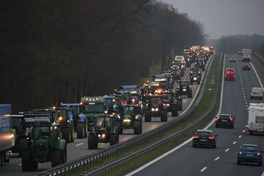 Traktoren auf der B5 bei Dallgow-Döberitz auf dem Weg zur großen Agrar-Demonstration nach Berlin.