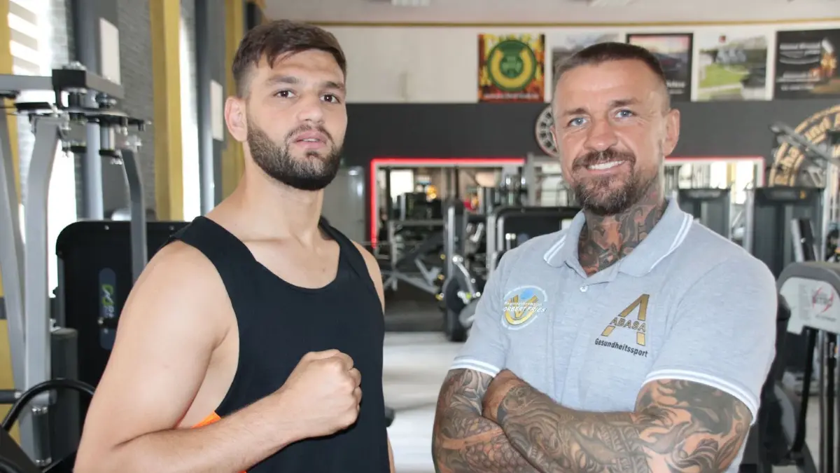 Strebt nach der Absage eine Boxnacht in der Inselhalle am 30. Oktober an: der Eisenhüttenstädter Profi René Hübner (rechts) mit seinem oftmaligen Sparringspartner Mashal Marefat
Strebt nach der Absage eine Boxnacht in der Inselhalle am 30. Oktober an: der Eisenhüttenstädter Profi René Hübner (rechts) mit seinem oftmaligen Sparringspartner Mashal Marefat