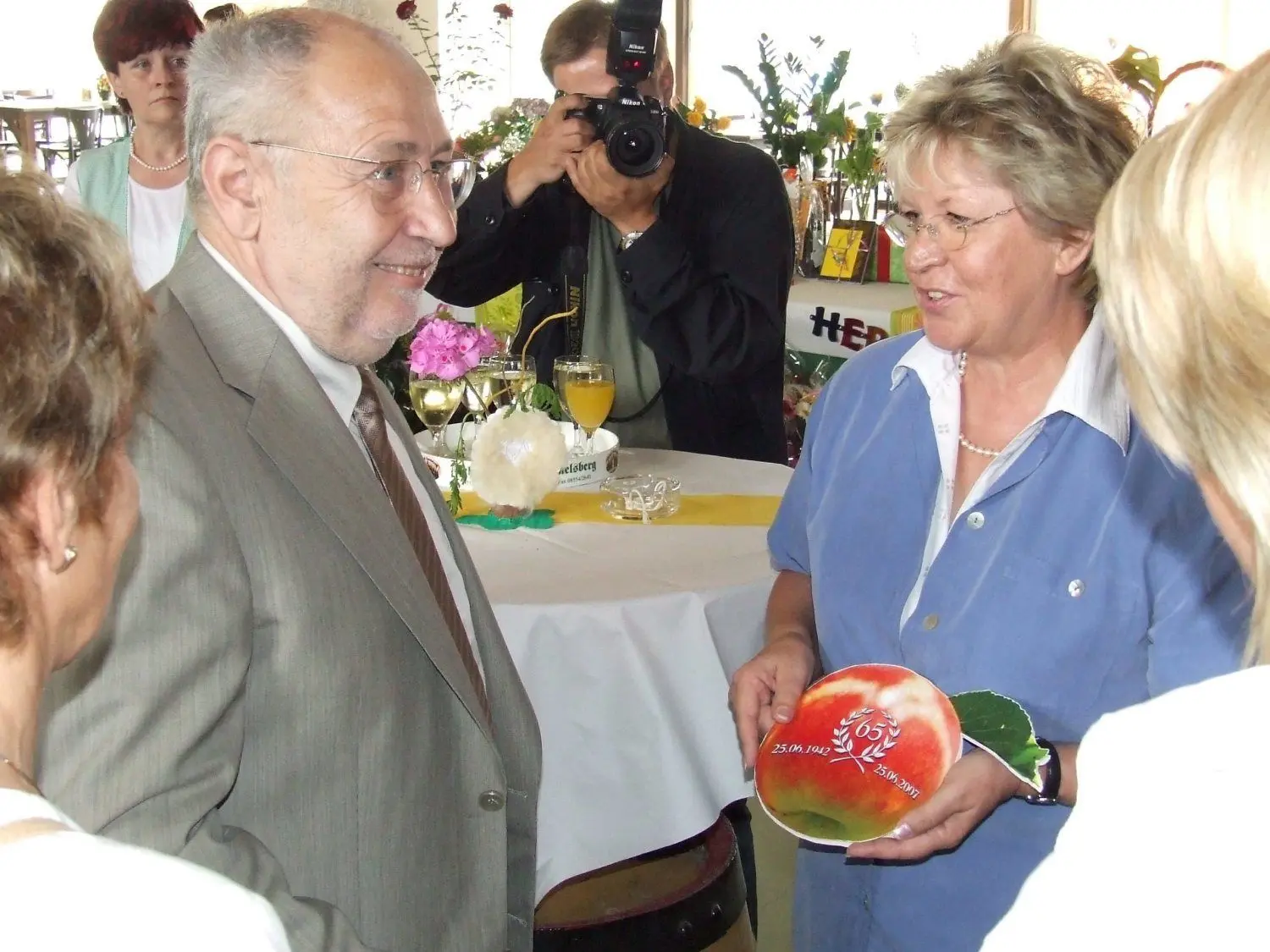 Siegfried Mattner feierte 2007 seinen 65. Geburtstag auf dem Bauernmarkt. Danach übernahm Klaas Wolthuis den Markt.