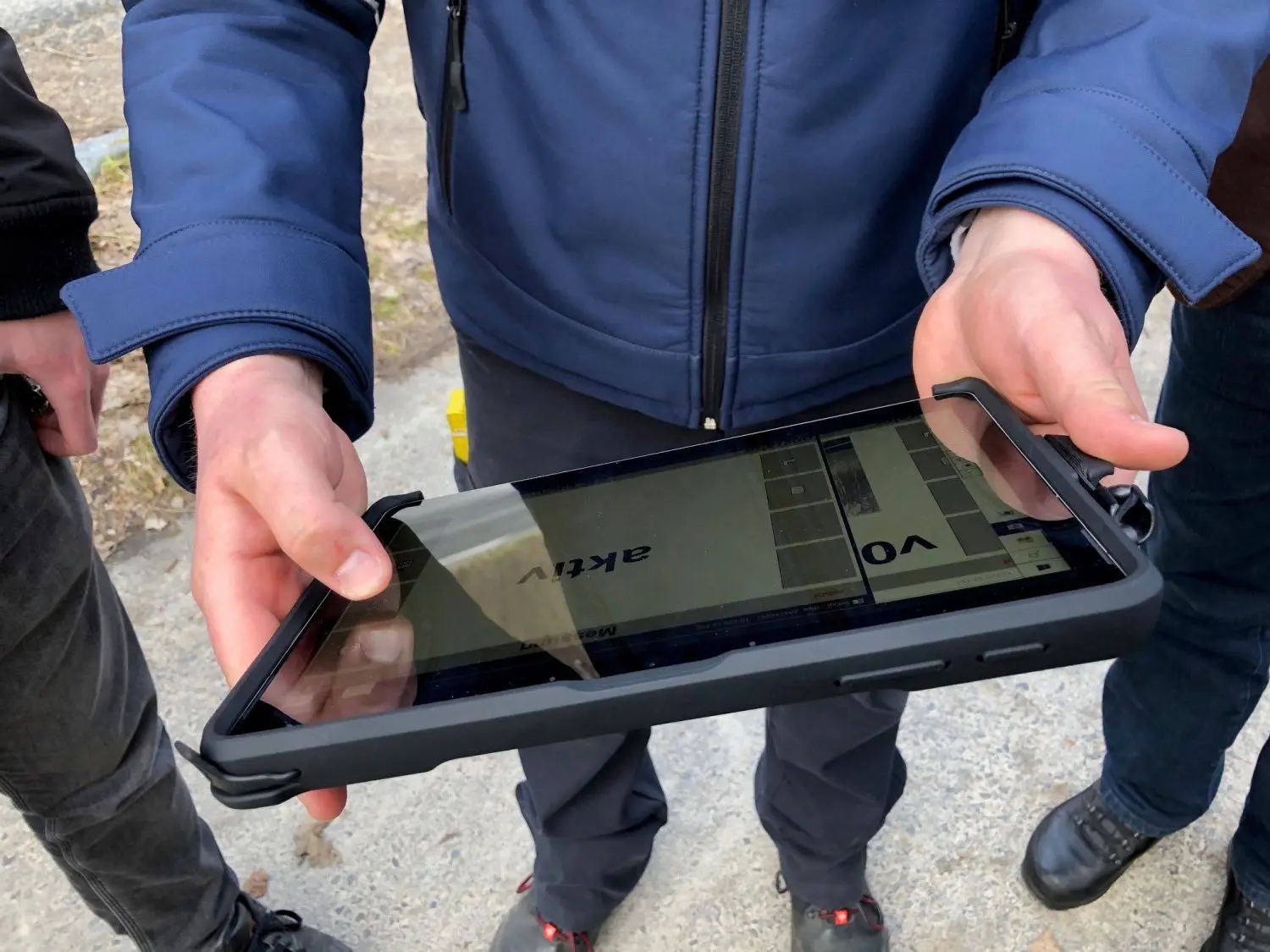 Temposünder: Die Bilder des neuen Traffistar S 350-Blitzers werden aufs Tablet übertragen. Das neue Gerät kommt am 28. März erstmals zum Einsatz rund um den Werbellinsee, Niederfinow und Liepe.