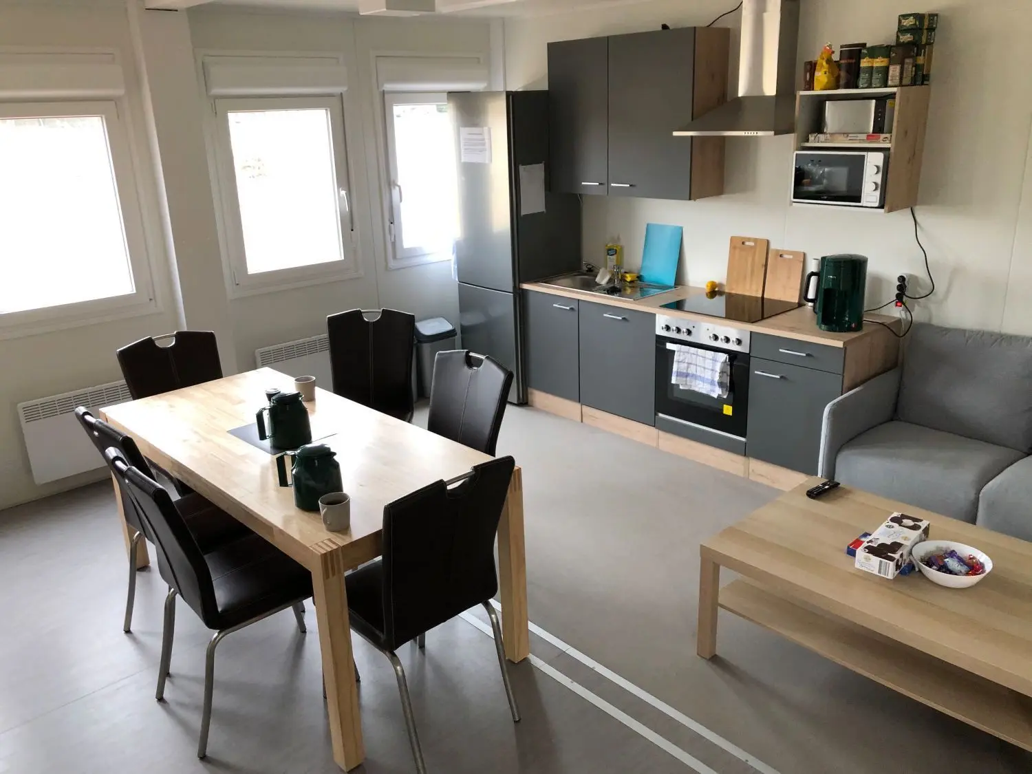 Kaffee für die Einsatzkräfte: In der Küche warten sie in Finowfurt auch gemeinsam auf den nächsten Notruf.