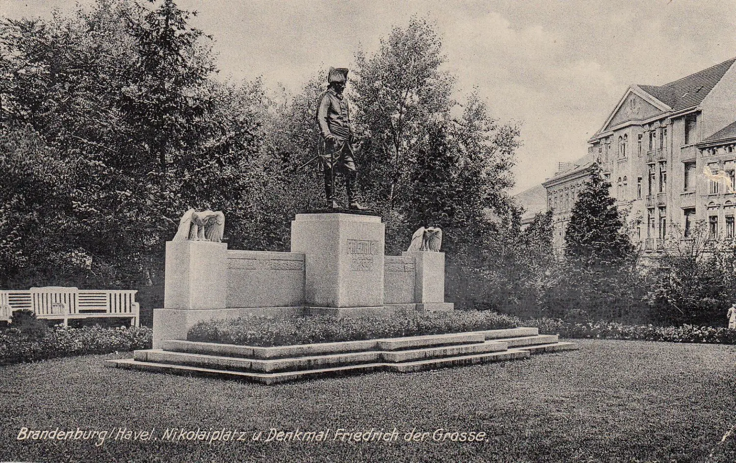 Das Denkmal Friedrichs des Großen am Nicolaiplatz laut einer 1936 abgestempelten Ansichtskarte.