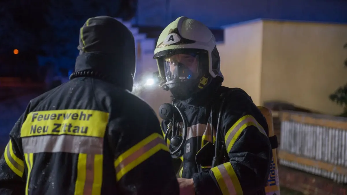 Einsatzkräfte der Feuerwehren aus Neu Zittau unterstützten die Kameraden aus Wernsdorf, Niederlehme und Königs Wusterhausen.