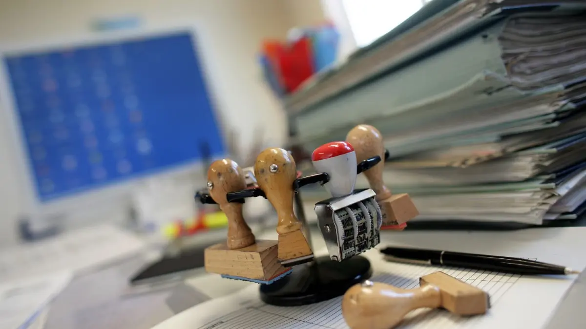 Jede Menge Bürokratie ist nötig, um als bosnisch-herzegowinischer Staatsangehöriger in Deutschland arbeiten zu dürfen. Das berichtet ein betroffener Mann aus Senden.
ARCHIV - 06.09.2007, Brandenburg, Frankfurt (Oder): ILLUSTRATION - Ein Stempelkarussell (Stempelhalter) steht neben einem Stapel Akten auf einem Schreibtisch in einer Behörde. (zu dpa: «Bedienstete in Brandenburgs Ministerien stark überaltert») Foto: Patrick Pleul/dpa-Zentralbild/dpa +++ dpa-Bildfunk +++