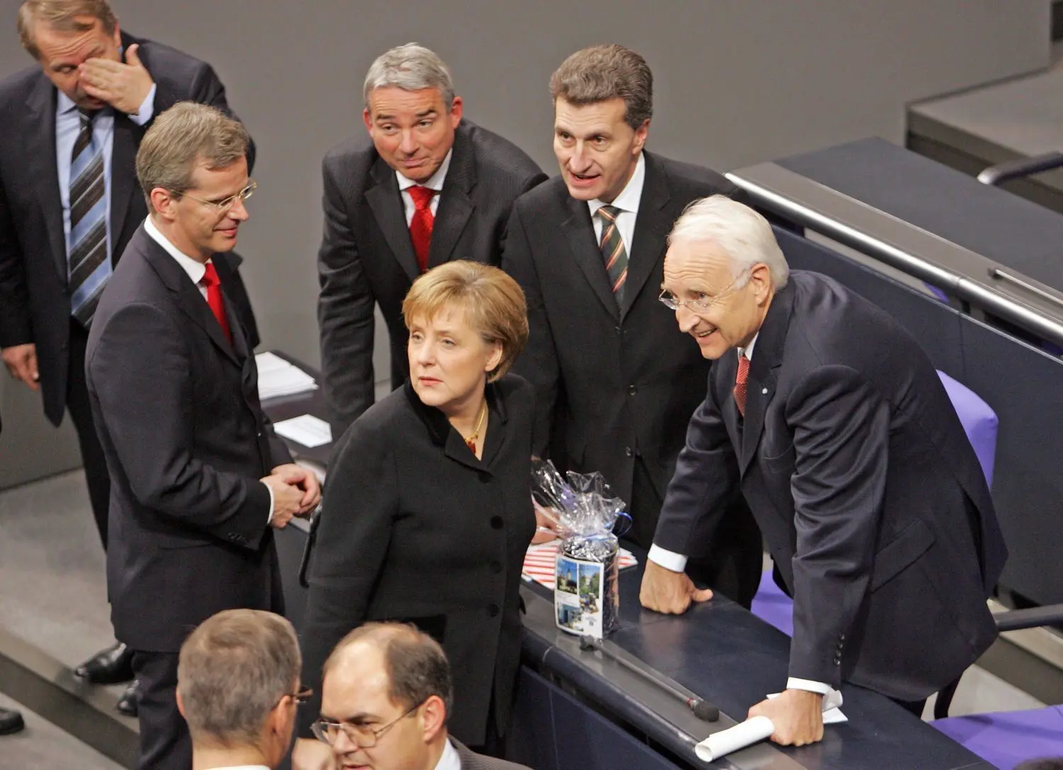 Beginn einer Ära: Am 22.11.2005 wird Angela Merkel als erste Frau ins Kanzleramt gewählt. Hier steht sie nach der Wahl im Bundestag im Kreis der Unions-Kollegen wie Edmund Stoiber (r.) und Günther Oettinger (o.).