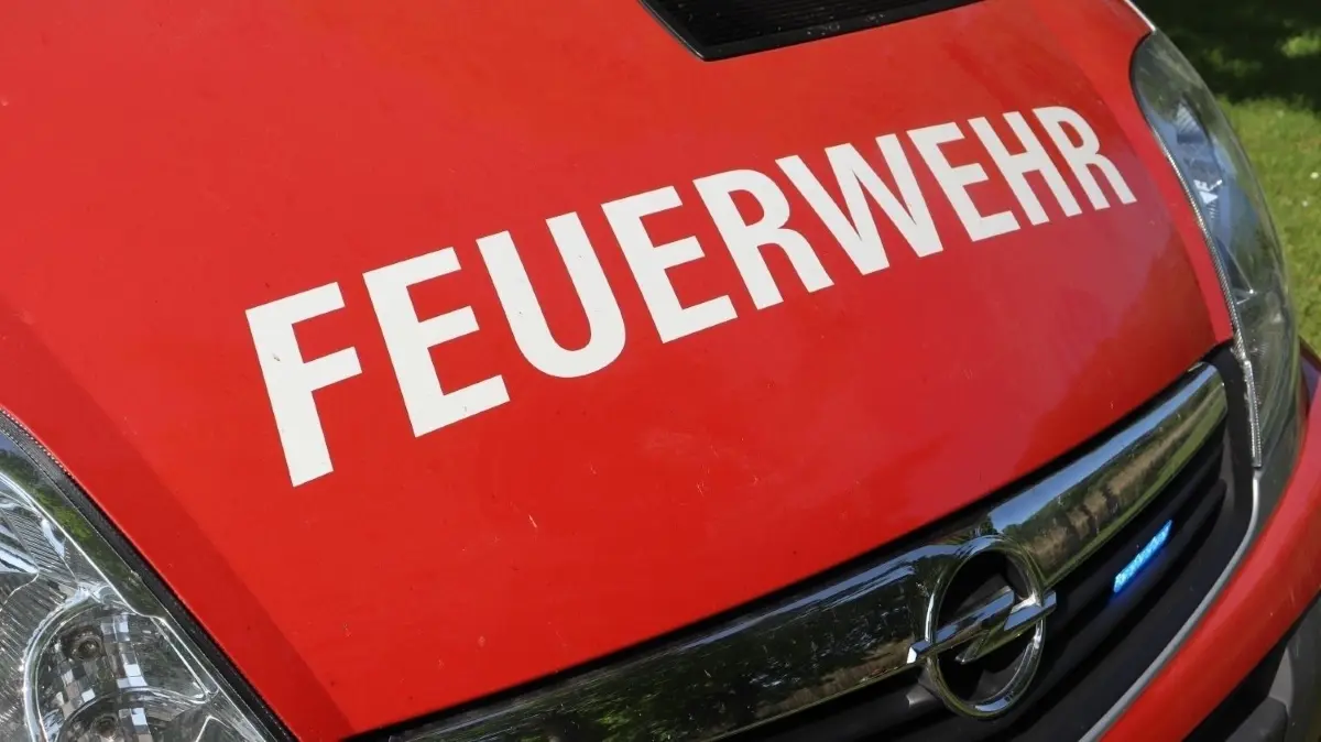 Um die Feuerwehren leistungsfähiger zu machen, wollen Golzow und Lebus künftig enger zusammenarbeiten. Eine Kooperation, an der auch andere Ämter und Gemeinden interessiert sind. (Symbolbild)
Die Feuerwehr in Rehfelde musste seit Mitte Mai zu diversen Einsätzen ausrücken, bei denen der Verdacht Brandstiftung im Raum steht. Ein junger Mann wurde jetzt festgenommen. (Symbolbild)