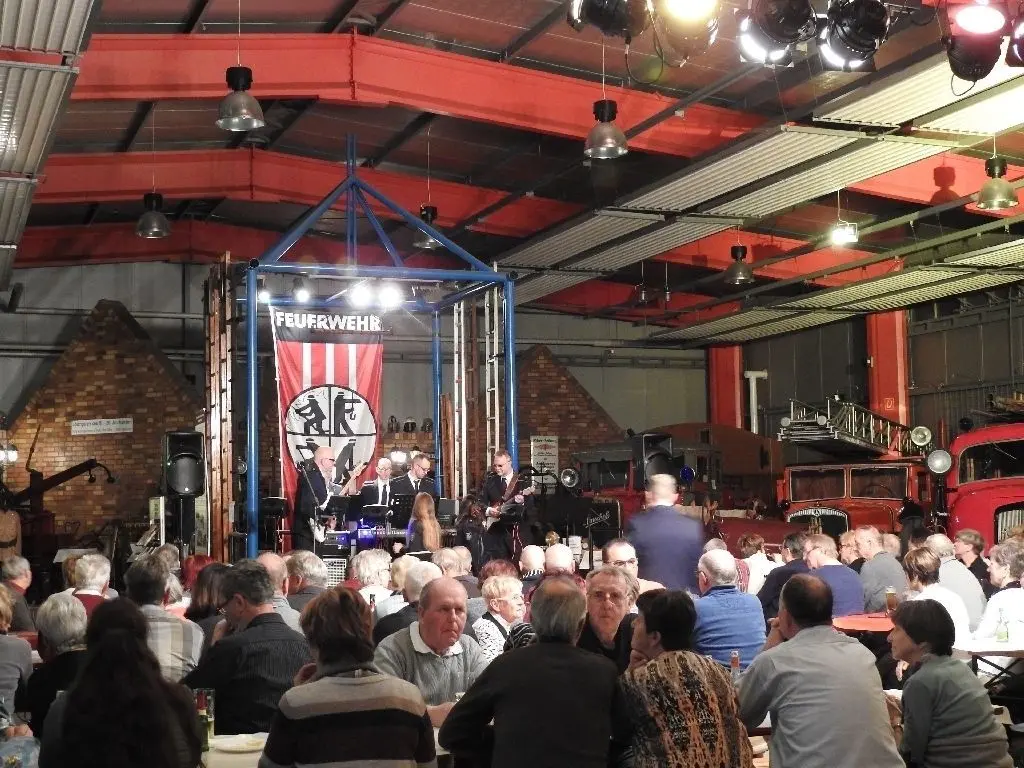 Stimmung mit echten Beamten: Die Zollcombo aus Berlin spielte beim ersten Frauentagskonzert im Feuerwehrmuseum .