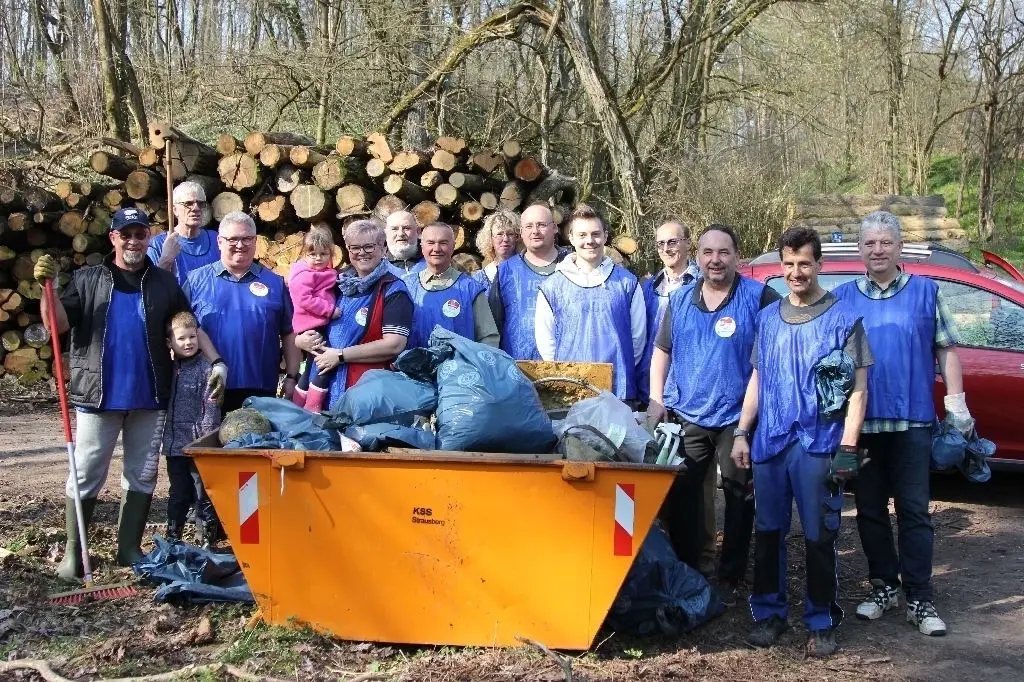 Gehen mit gutem Beispiel voran: Die Straussee Bürgerinitiative war beim Frühjahrsputz in Strausberg mit mehr als 70 Helfern am Wasserturm auf dem Marienberg aktiv. Auf dem Foto präsentieren 15 Beteiligte ihren gesammelten Müll.