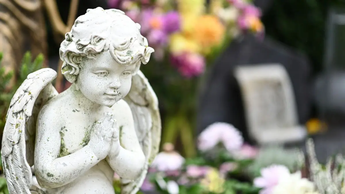 Trauer in Kremmen: Ein Mann verliert seine Frau, die Kinder ihre Mutter. Wie geht die Familie mit dem Verlust um? Dennis Jaenisch berichtet über die schweste Zeit seines Lebens. (Symbolfoto)
ARCHIV - 30.10.2019, Baden-Württemberg, Freiburg: Eine Engelsfigur steht neben einem Grab auf dem Friedhof im Stadtteil St. Georgen. (zu dpa «Volksbund ruft vor Volkstrauertag zur Hilfe aus der Gesellschaft auf») Foto: Patrick Seeger/dpa +++ dpa-Bildfunk +++