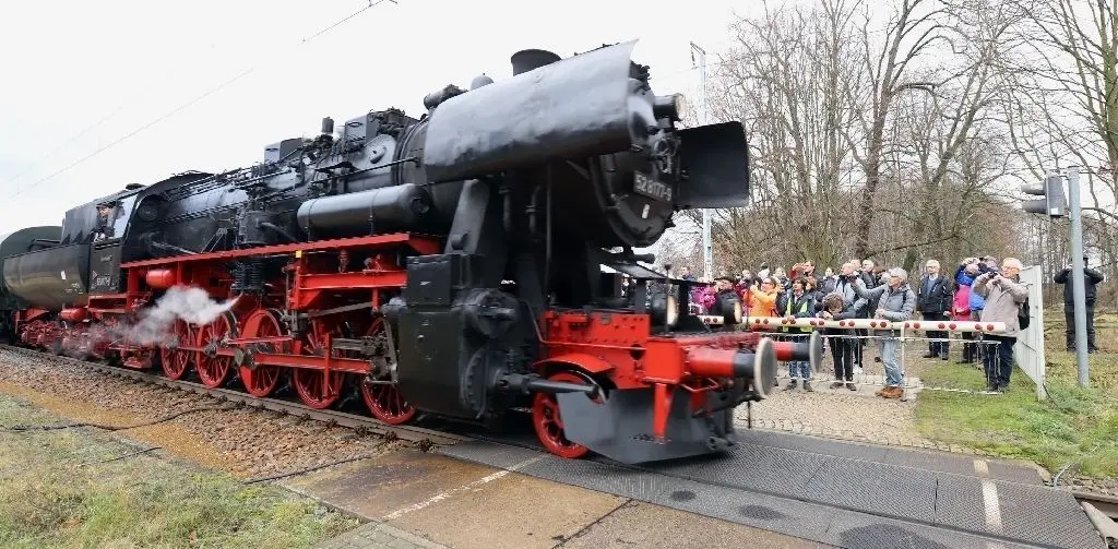 Historisch: Mit dieser Dampflokomotive kamen Samstagmittag zahlreiche Besucher aus Berlin in Neuzelle an. Ihr Ziel: der Weihnachtsmarkt auf dem Klosterareal.