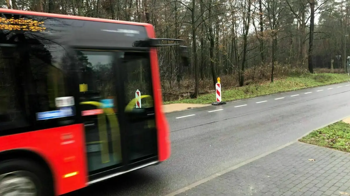 Neuer Bus von Erkner über Schöneiche nach Neuenhagen und zurück: Die Linie 420 verkehrt ab 11. Dezember.
Schöneiche, 5.12.2022 Neue Haltestelle: Der BVG-Bus fährt an der neuen Haltestelle am Kieferndamm Schöneiche vorbei. Der Stop wurde eigens für den PlusBus Erkner-Neuenhagen eingerichtet. Er kommt mit dem Fahrplanwechsel am 11.Dezember 2022.