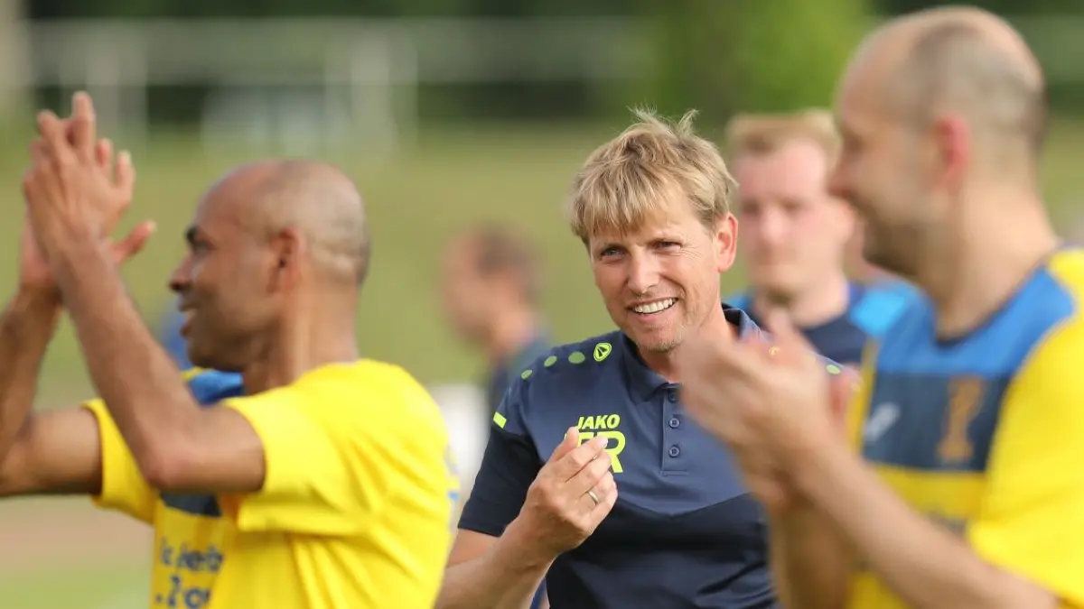 Das große Ziel vor Augen: Hinter Victoria Templin und seinem Trainer Mario Hopp (Mitte) liegt eine bewegte Saison. Aus im Viertelfinale des Kreispokals gegen den späteren Sieger aus Schönow, Platz zwei in der Meisterschaft mit der Chance auf den Titel. Läuft es am Sonnabend ganz wirr, dann geht es kommende Woche in die Verlängerung.
Templin, 06.06.22, LK Nachholspiel Victoria Templin - 1. SV Oberkrämer 1:0