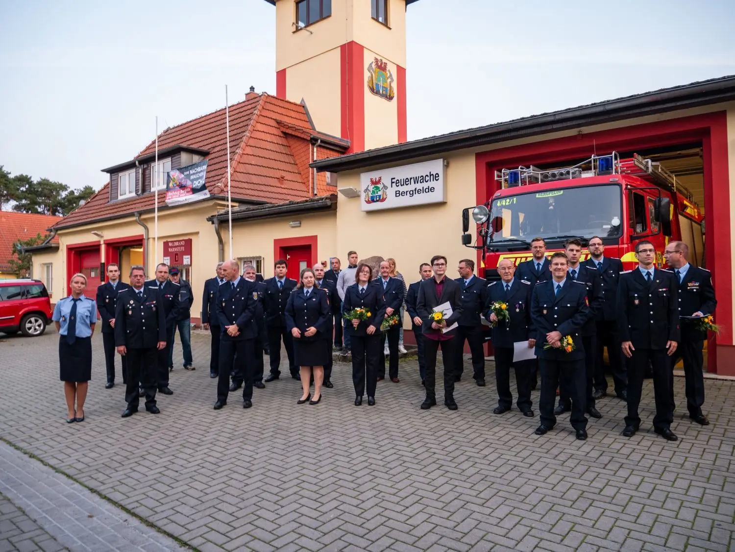 Der Löschzug Bergfelde vor der Feuerwache.