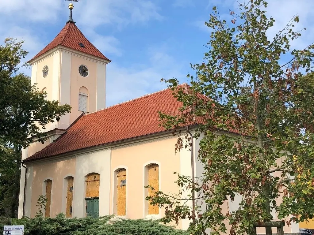 Die Fassade ist fertig, was fehlt, sind die Fenster. Die Öffnungen wurden provisorisch mit Brettern geschlossen.