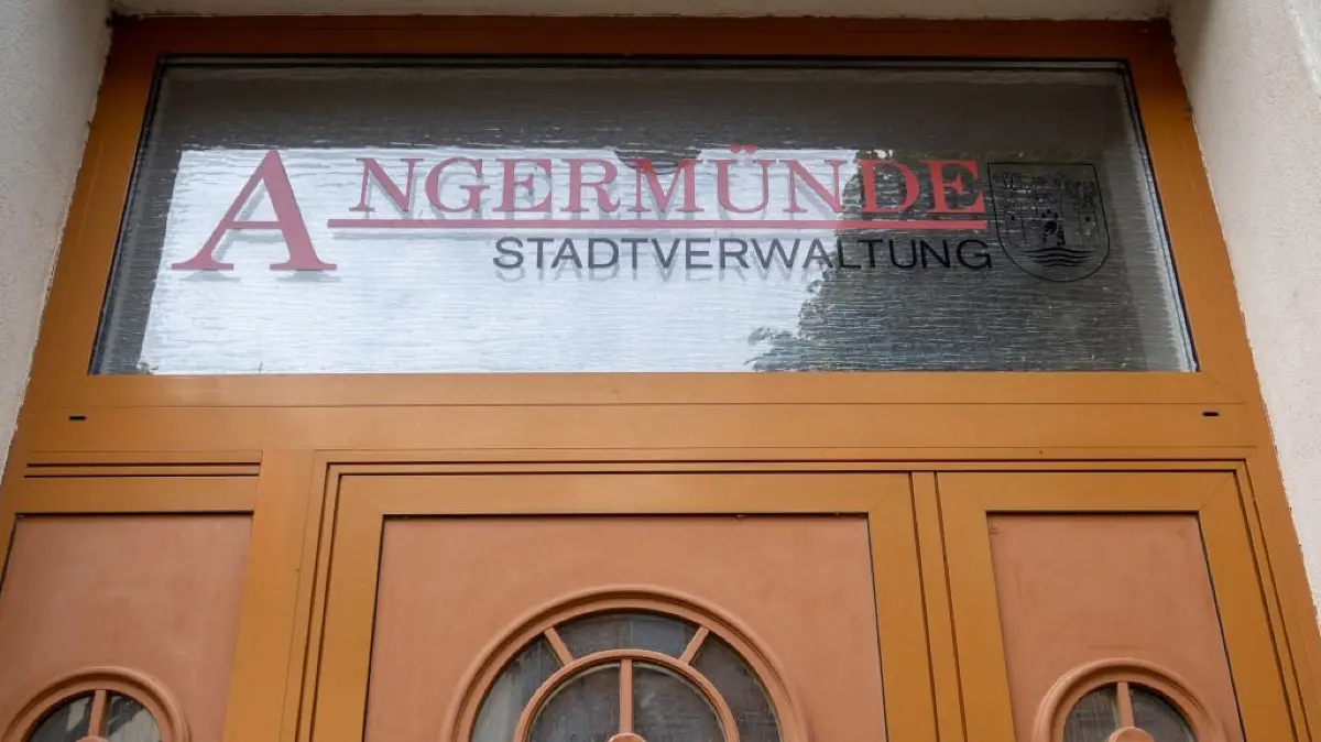 Vorsicht in Corona-Zeiten: Das Angermünder Rathaus und die Außenstellen (hier der Eingang zum Bauamt) sind für den Besucherverkehr geschlossen. Lediglich mit Termin wird der Zugang gewährt. Überall im Landkreis Uckermark steigen die Infektionszahlen.
Angermünde, 27.10.2020: Das Angermünder Rathaus und die Außenstellen sind für den Besucherverkehr geschlossen. Lediglich mit Termin wird der Zugang gewährt.