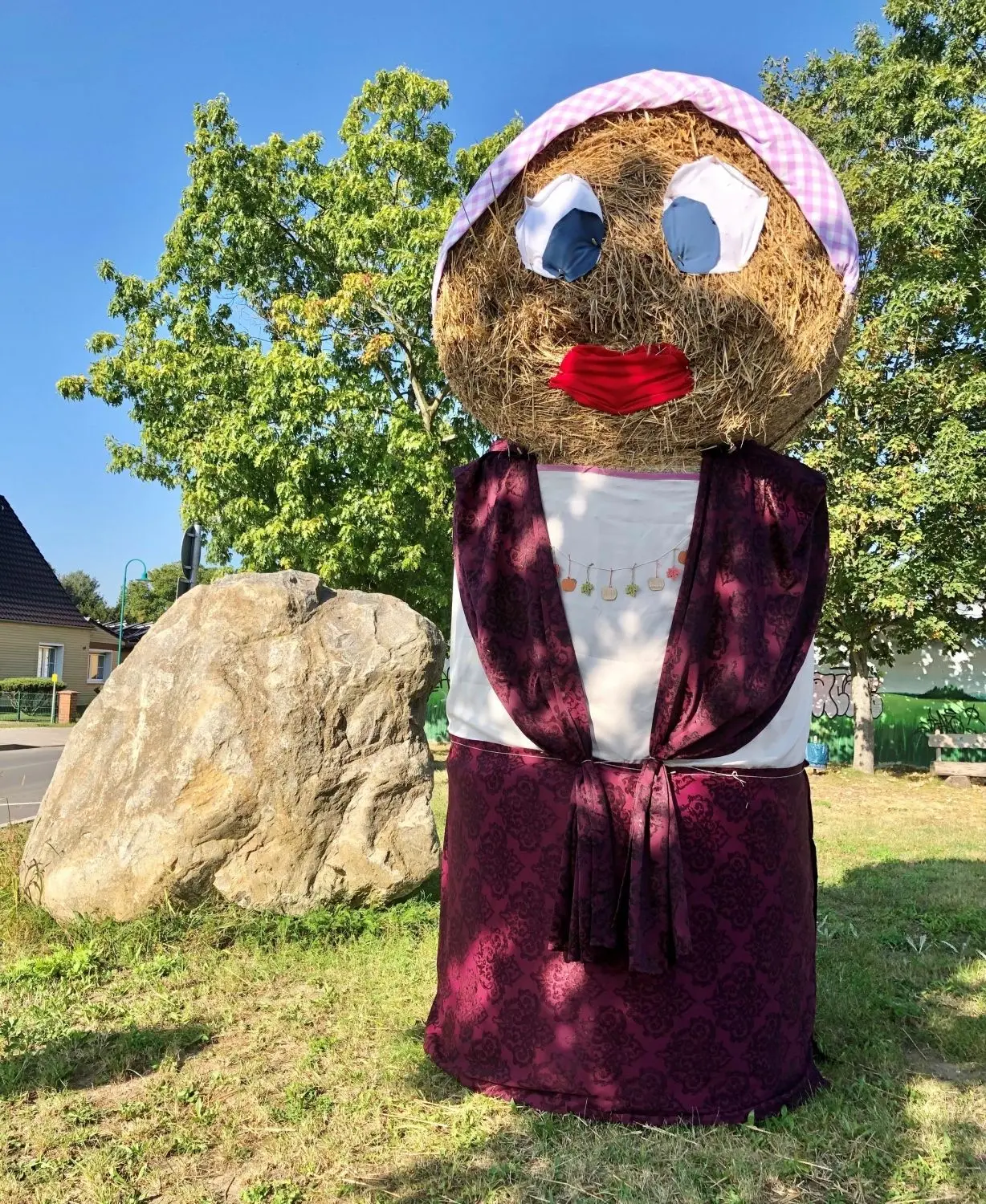 Hübsch anzusehen: Strohpuppen kündigen das bevorstehende Erntedankfest in Rüdnitz an.