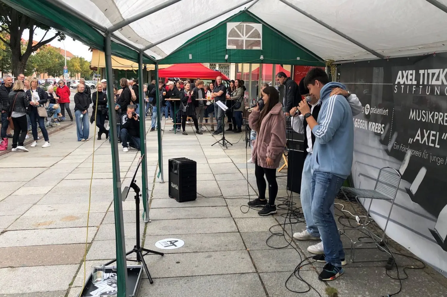Erster großer Auftritt: Paul Lubatsch, Florian Scheller und Cheyenne Machel spielten unter anderem den Song, mit dem die Schüler der Gesamtschule 3 bei einem bundesweiten Songwettbewerb im Internet den dreitten Platz belegt haben.