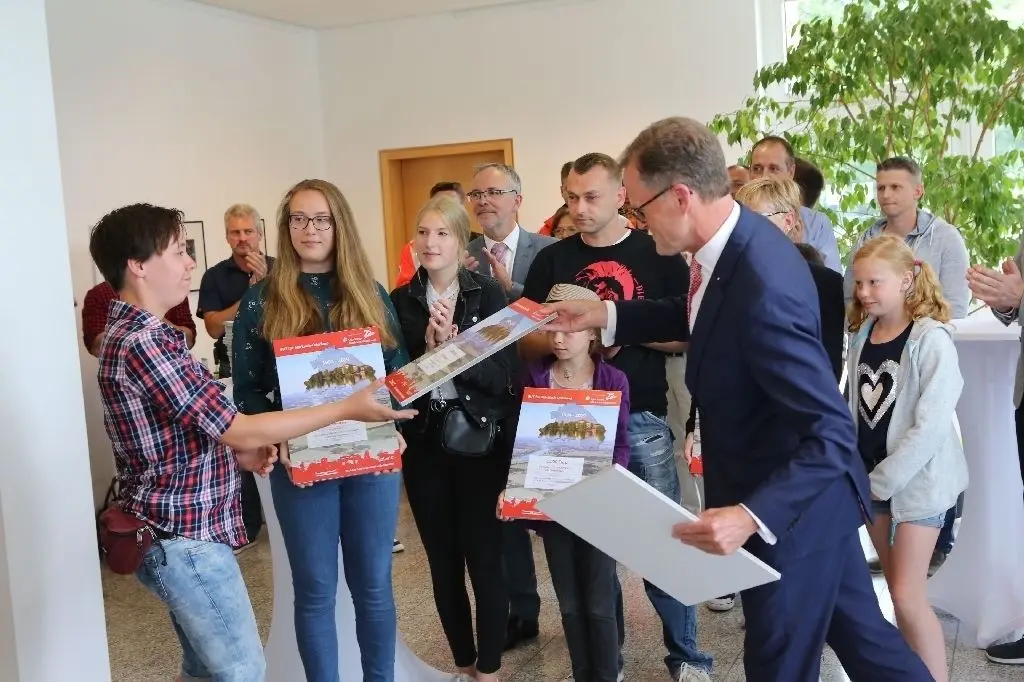 Übergabe der Urkunde: Sparkassen-Vorstandsmitglied Reinhard Kampmann reicht sie Laurina Affeld vom CVJM Oderbruch.