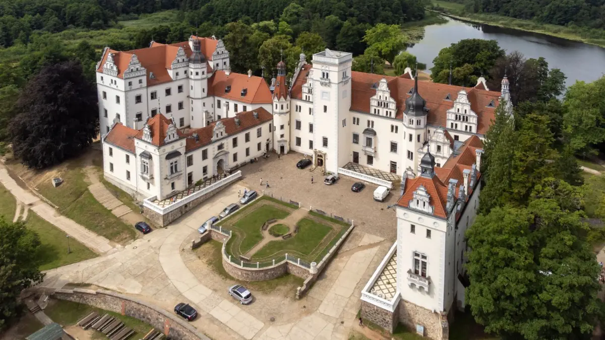 Schloss Boitzenburg liegt auf einer Halbinsel. Im 18. Jahrhundert entstand durch Anbauten eine barocke Dreiflügelanlage, Ende des 19. Jahrhunderts erfolgte der letztmalige Umbau im Neo-Renaissance-Stil.
Boitzenburg, 29.07.2023: Ansicht Schloss Boitzenburg