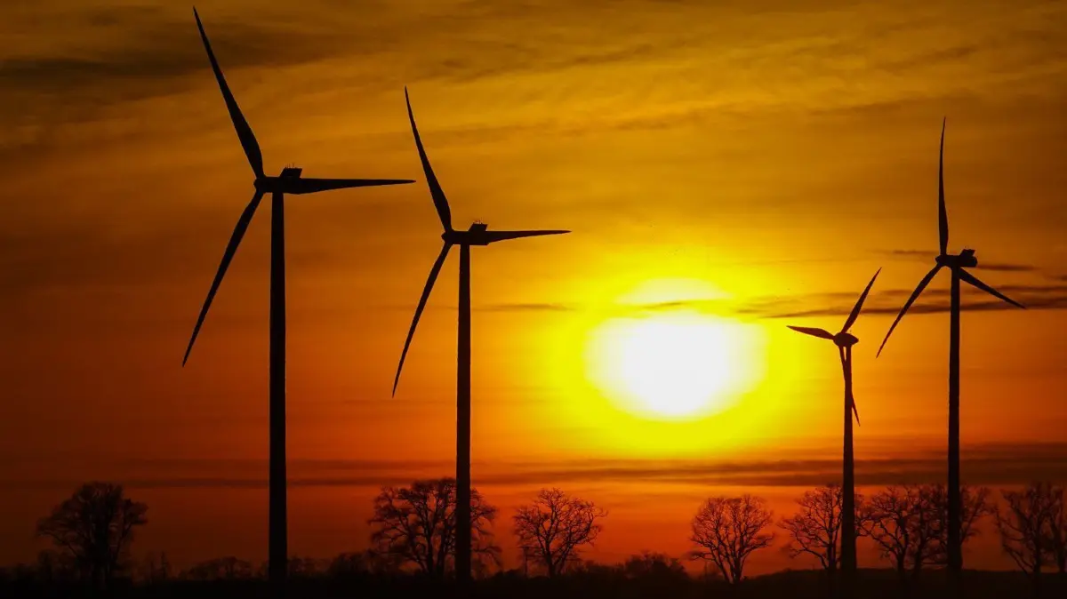 Windräder auf einem Feld bei Dolgelin. Auch bei Booßen sollen Windkraftanlagen gebaut werden.
13.02.2022, Brandenburg, Dolgelin: Farbenprächtig leuchtet der Sonnenuntergang zwischen Windenergieanlagen auf einem Feld. Foto: Patrick Pleul/dpa-Zentralbild/ZB - Honorarfrei nur für Bezieher des Dienstes ZB-Funkregio Ost +++ ZB-FUNKREGIO OST +++
