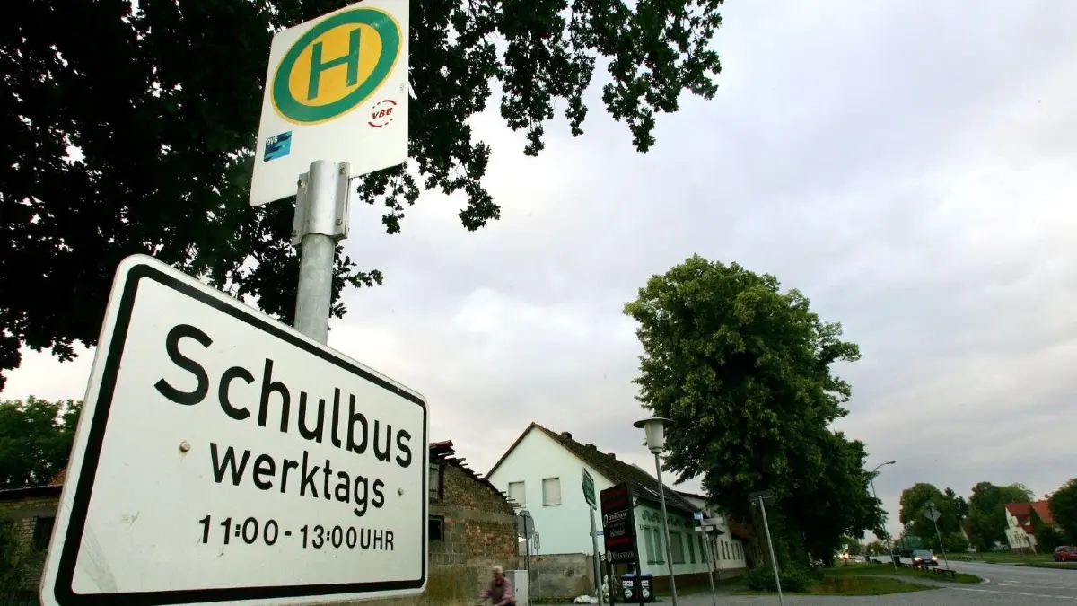 Über die Einführung eines kostenfreien Schülertickets wird derzeit im Landkreis Spree-Neiße diskutiert.
Blick auf eine Schulbus-Haltestelle bei Teschendorf (Brandenburg), aufgenommen am Mittwoch (04.07.2007). Im Streit um die kostenfreie Schülerbeförderung in Brandenburg hat eine Bürgerinitiative innerhalb des ersten Monats fast 3400 Unterschriften gesammelt. Mindestens 20 000 Unterschriften müssten zusammenkommen, damit sich der Landtag erneut mit dem Thema befasst. Unterstützung erhielt die Initiative von der Linkspartei und den Grünen. Im Schulgesetz ist seit 2003 eine Elternbeteiligung an den Kosten der Schülerbeförderung festgeschrieben. Foto: Arno Burgi/lbn +++(c) ZB-FUNKREGIO OST - Honorarfrei nur fuer Bezieher des ZB-Regiodienstes+++ Darf ein Busfahrer einen Schüler (12) aus dem Bus werfen? Natürlich nicht. Seine Mutter und der Landkreis Spree-Neiße sind über den Vorfall entsetzt. Foto: rs
