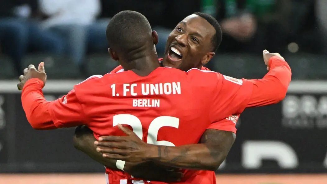 Sheraldo Becker (rechts) jubelt gemeinsam mit Jerome Roussillon über sein Tor gegen Borussia Mönchengaldbach.