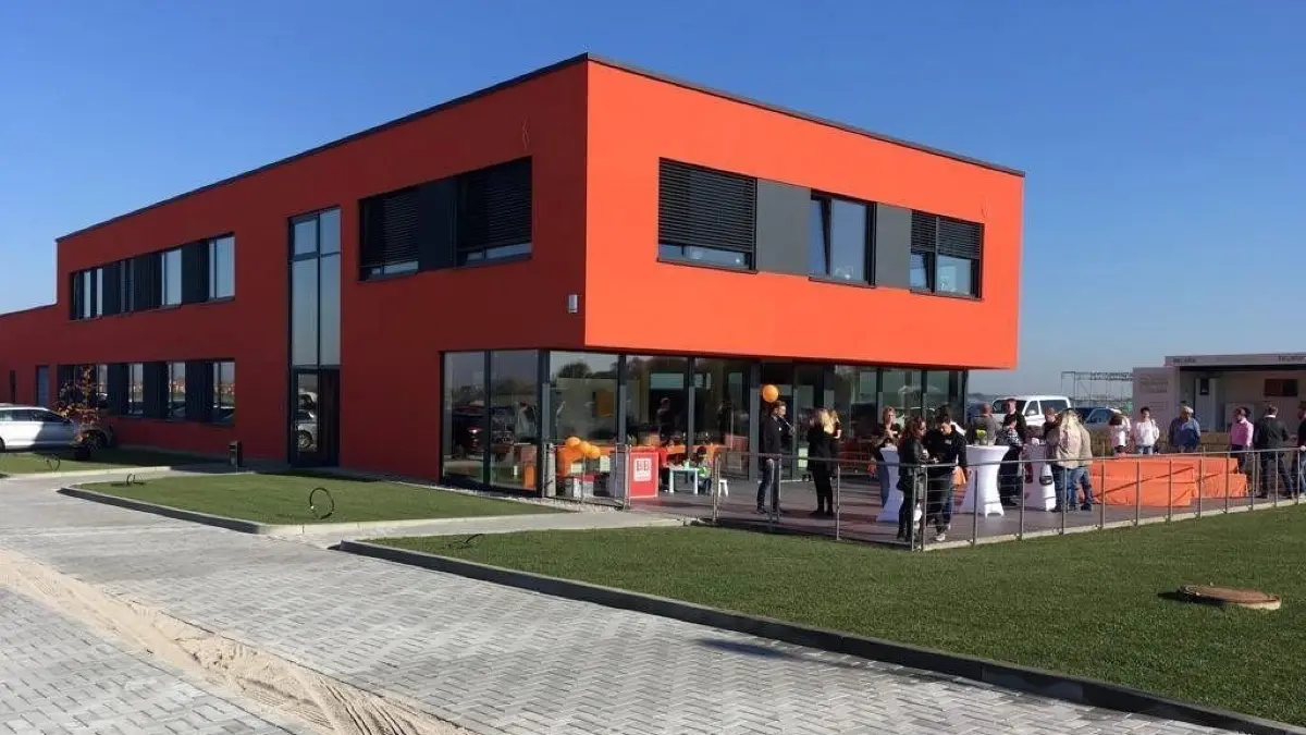 Im Oktober 2018 zog die "Energieinsel" von Germendorf in den Gewerbepark Vehlefanz. Das wurde mit der gesamten Belegschaft gefeiert. Vehlefanz verfügt noch über 58 Hektar freie Gewerbefläche.
Große Freude herrschte am Sonnabend, 13. Oktober 2018 im Gewerbepark Vehlefanz. Der neue Firmensitz der „Energieinsel“ ist fertiggestellt. Den Umzug von Germendorf nach Oberkrämer in das moderne, rote Gebäude feierte die Belegschaft samt Geschäftsführer Rico Rückstädt (Mitte) am Wochenende mit zahlreichen Freunden und Kunden. Die Mitarbeiter planen moderne Energiekonzepte und die Anlage dazu (zum Beispiel Photovoltaik und Sonnenbatterie).
Firma kann sich völlig autarkt mit Strom versorgen durch Solarpaneelen auf dem, Dach und 100 kw, verteilt auf drei Speicher (im Bild) erklärt Mathias Zdzieblowski vom Speicherhersteller Tesvolt aus Wittenberg
wie die Anlage funktioniert
?Foto: Christiane Birkholz