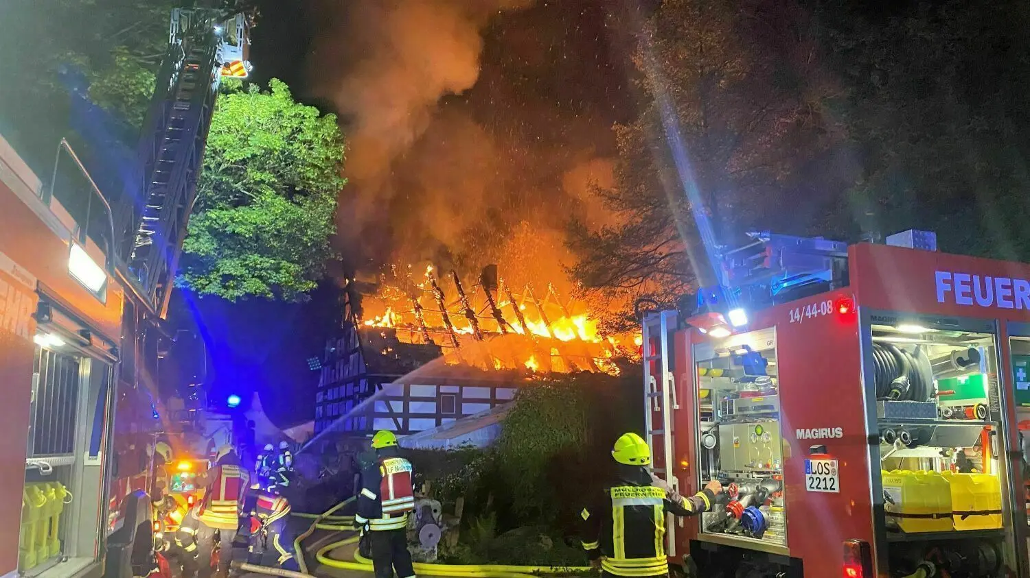 Nächtlicher Großeinsatz im Schlaubetal: Als die Feuerwehr mit der Brandbekämpfung beginnen kann, steht der Dachstuhl der Bremsdorfer Mühle bereits vollständig in Flammen.