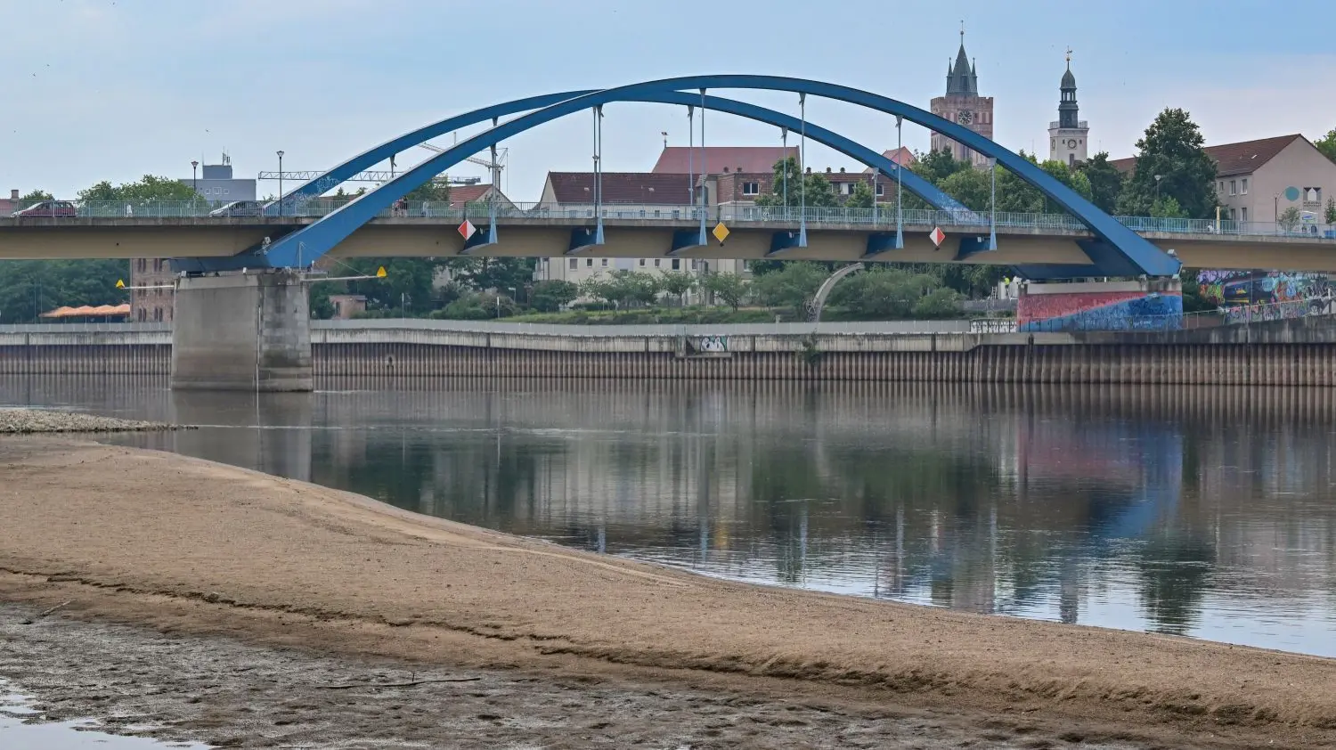 Rettung in Frankfurt (Oder): Kinder an der Stadtbrücke von Polizei aus ...