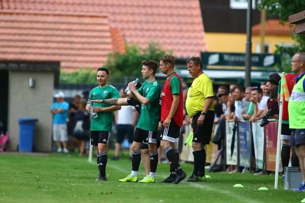 Freiwillige Pause: Im finalen Saisonspiel gegen Wusterhausen nutzten die Freunde Nicklas Hack und Tim Michel-Tiedtke (von links) ein Spielunterbrechung, um den Flüssigkeitshaushalt aufzufrischen. Eine Zwangspause muss in den kommenden Monaten der Mann in den gelben Schuhen hinnehmen. Er zog sich eine der schwersten Verletzungen zu.