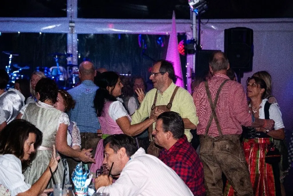 Gaudi: Die meisten der Gäste haben sich zum Oktoberfest in Dirndl und Lederhose gekleidet.