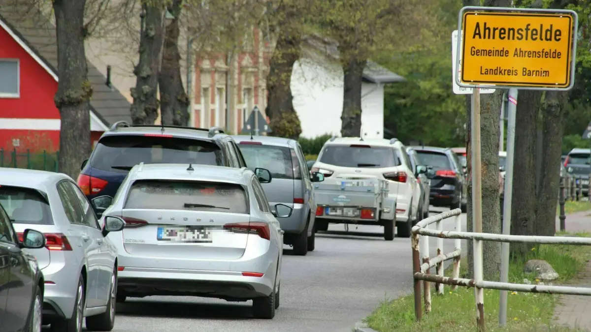 Stau in Ahrensfelde. Mit der angekündigten Sperrung der B158 könnte Ahrensfelde ein Verkehrkollaps drohen.
Stau in Ahrensfelde