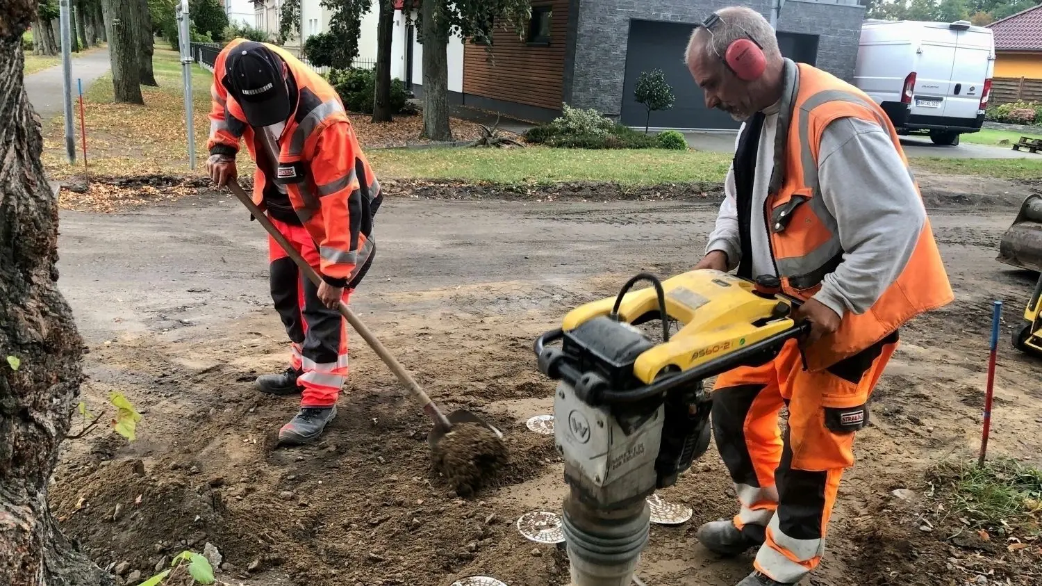 Letzte Vorbereitung vor dem Asphalt - in der Karl-Marx-Straße in Biesenthal wurde auch am Freitagnachmittag (22. September) gearbeitet. Wird der Straßenbau unbezahlbar für die Bürger? Sie fordern ein Umdenken.