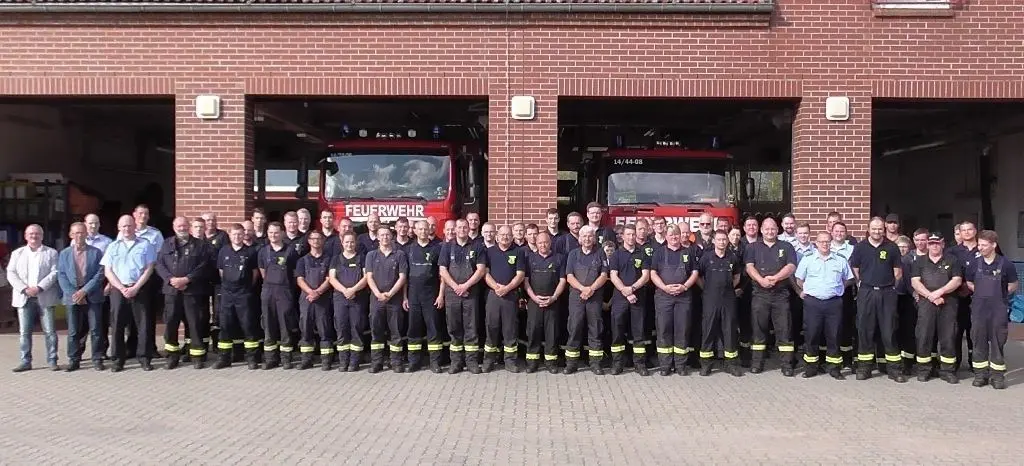 Lebensretter: Nach der Übung stellen sich die Feuerwehrleute und die Beobachter zum Gruppenbild auf.