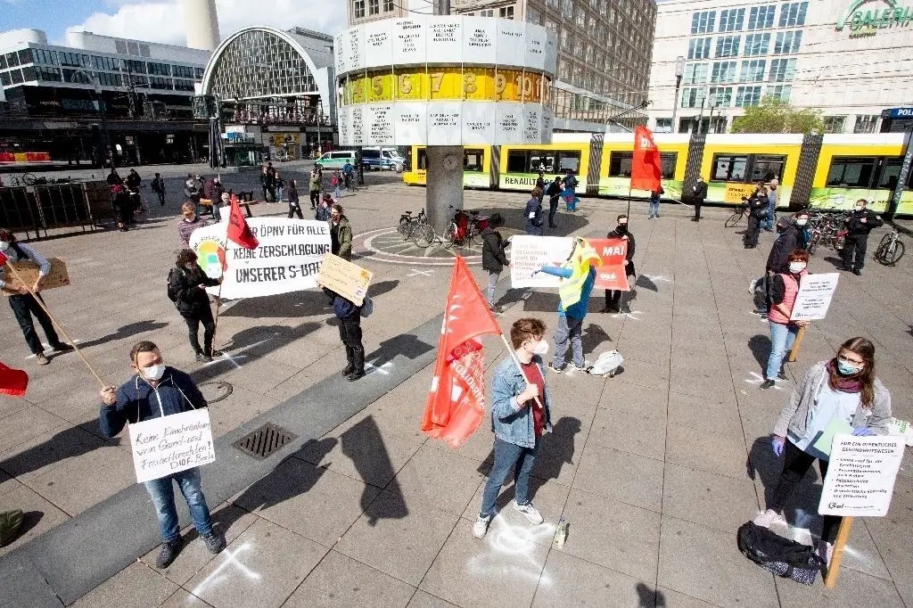 So ist es erlaubt: Teilnehmer einer Kundgebung verschiedener gewerkschaftlicher Aktiver stehen unter Einhaltung der Abstandsregeln am Alexanderplatz unter der Weltzeituhr.