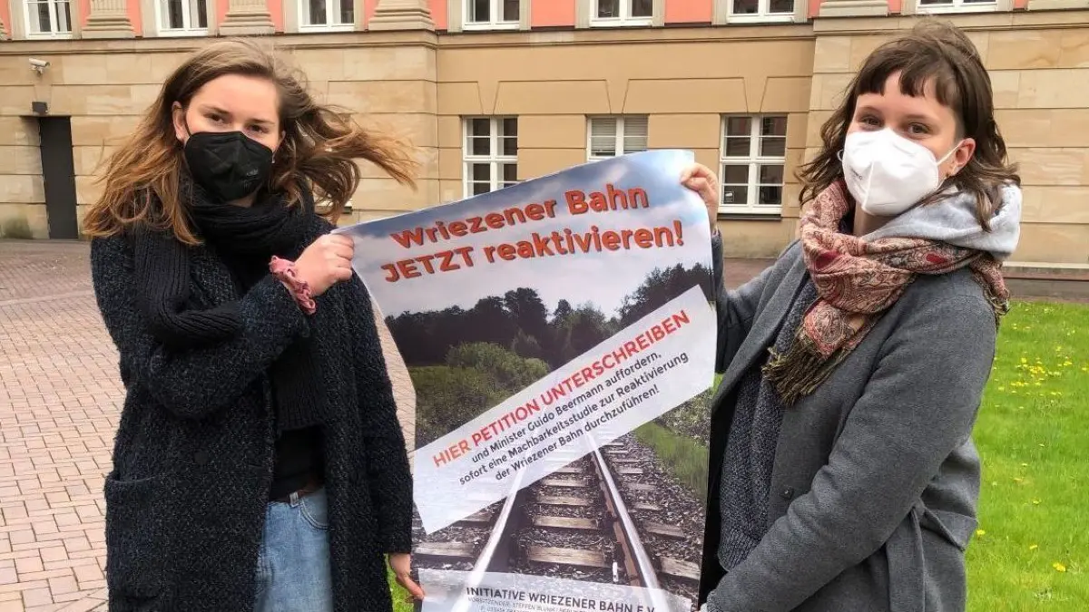 Am Ziel: Die Schwestern Hanna und Lea Behring sammelten 2000 Unterschriften für die Wiederbelebung der Wriezener Bahn und übergaben sie vor einem Jahr dem Landtag.
Die Schwestern Hanna und Lea Behring sammelten 2000 Unterschriften für die Wiederbelebung der Wriezener Bahn.