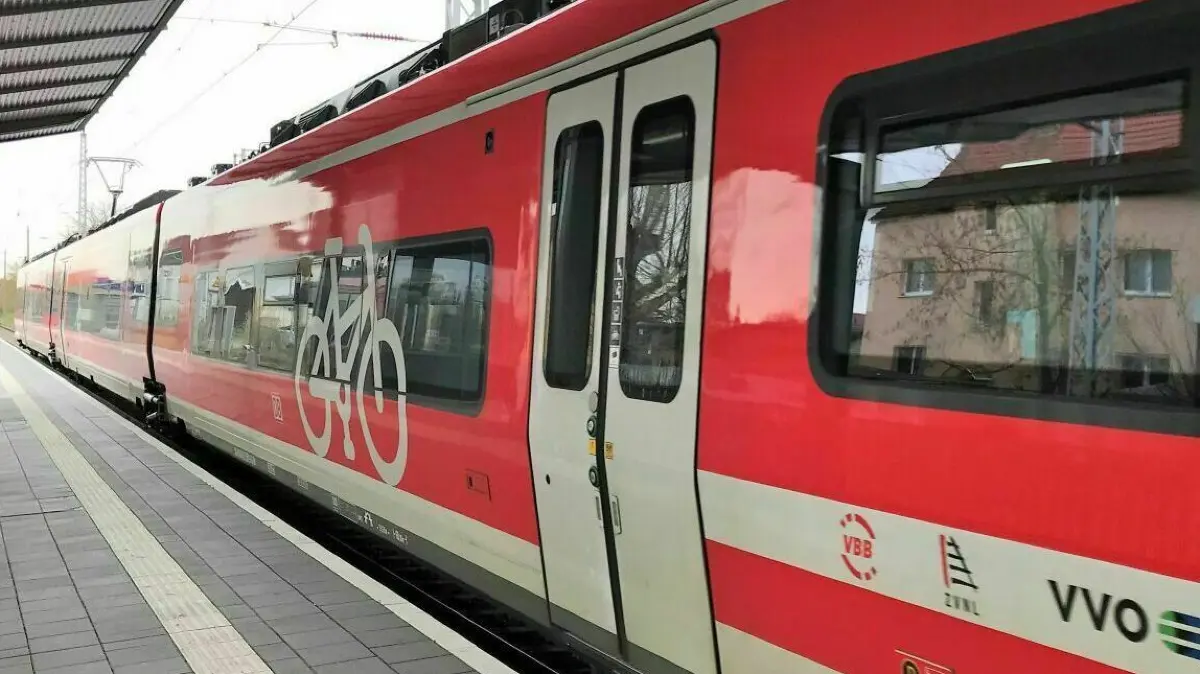 Zugfahrt laut Plan oder doch Ersatzverkehr? Ein Zug der Linie RB 43 steht am 13. April 2023 auf dem Bahnhof in Eisenhüttenstadt. Im Internet sorgen Nachrichten über Bauarbeiten für Verwirrung. Was ist dran?
Eisenhüttenstadt. Bahnhof. RB 43 nach Frankfurt (Oder) fährt ab um 13 Uhr. 13.04.2023. Foto: Frank Groneberg
Einverständnis für Veröffentlichung wurde mündlich erteilt.