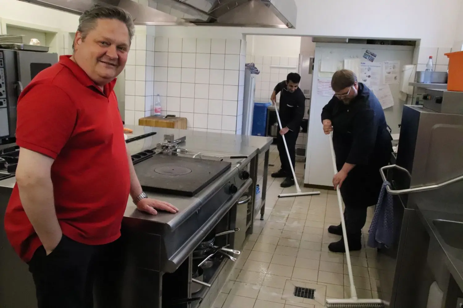 Nicht schon wieder: Im Mai 2020 bereitete sich Steffen Krüger (l. vom Deutschen Haus mit seinem Team auf die Wiedereröffnung der Gaststätte vor. Nun droht eine erneute Schließung.