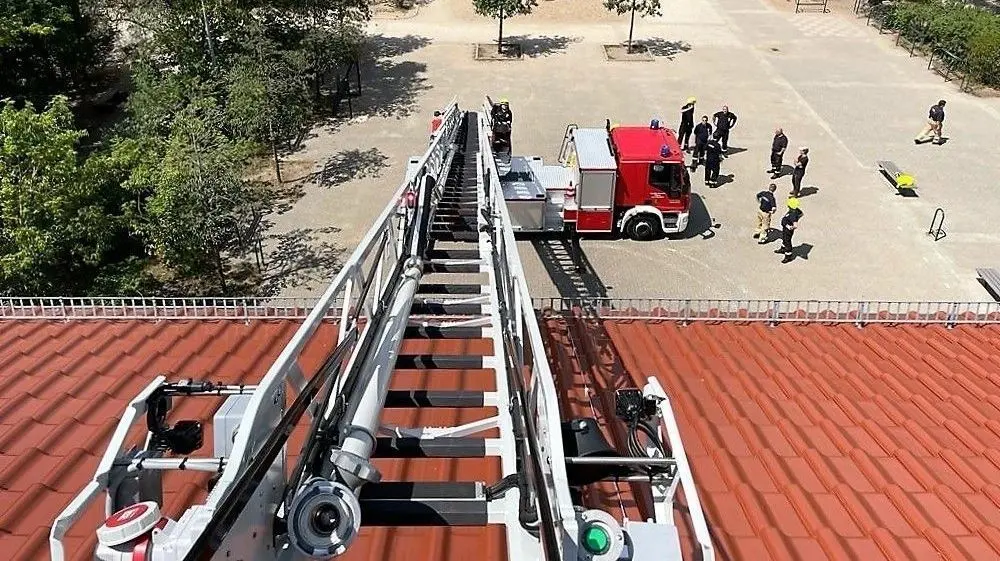 Vogelperspektive: Blick aus dem Rettungskorb der Drehleiter, mit dem das Dach des Ergänzungsbaus der Müllroser Schule angesteuert wurde, hinunter auf den Schulhof