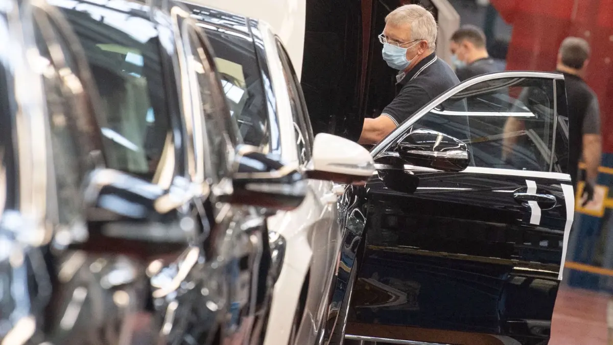 Wer vorgezogen in Rente geht, hat seit diesem Jahr keine Hinzuverdienstgrenzen mehr. Doch lohnt sich der Nebenjob?
Ein Mitarbeiter der Daimler AG hat in der Produktion der S-Klasse einen Mundschutz an. +++ dpa-Bildfunk +++