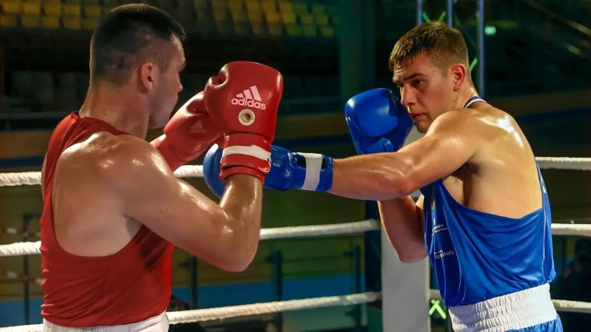 Gehört zu den Olympia-Hoffnungen aus Frankfurt (Oder): Nikita Putilov (rechts) gewann 2022 gegen Andre Zaplitini aus Moldawien einstimmig nach Punkten.
Frankfurt (Oder) 15.10.2022 - Oderlandhalle - Boxvergleichskampf - Moldawien vs BC Frankfurt (Oder) 10 : 9
in der Gewichtsklasse bis 92 kg + (Superschwergewicht) gewann der U 19 Europameister und Vizeeuropameister U 22, Nikita Putilow (RECHTS)
gegen Andre Zaplitini au Moldavien einstimmig nach Punkten.